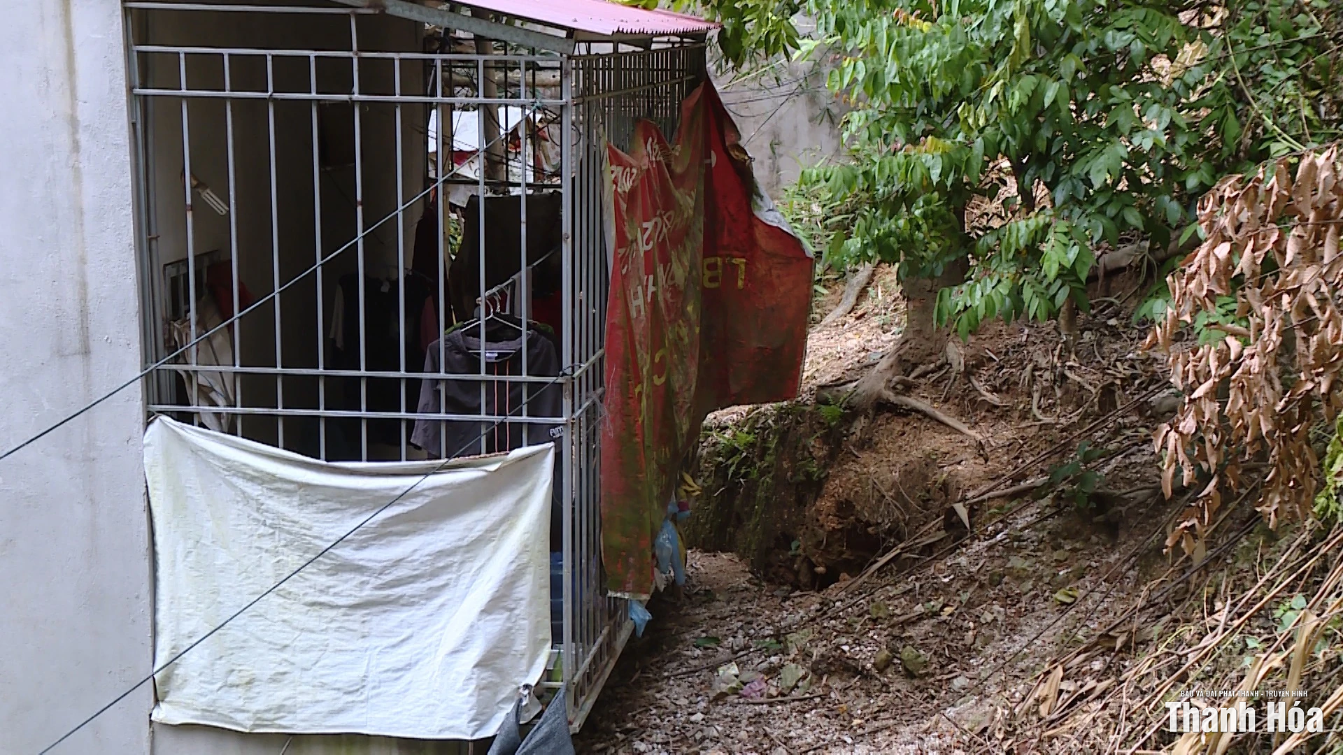 Sạt lở đe doạ, hàng chục hộ dân xã Linh Sơn phải sơ tán