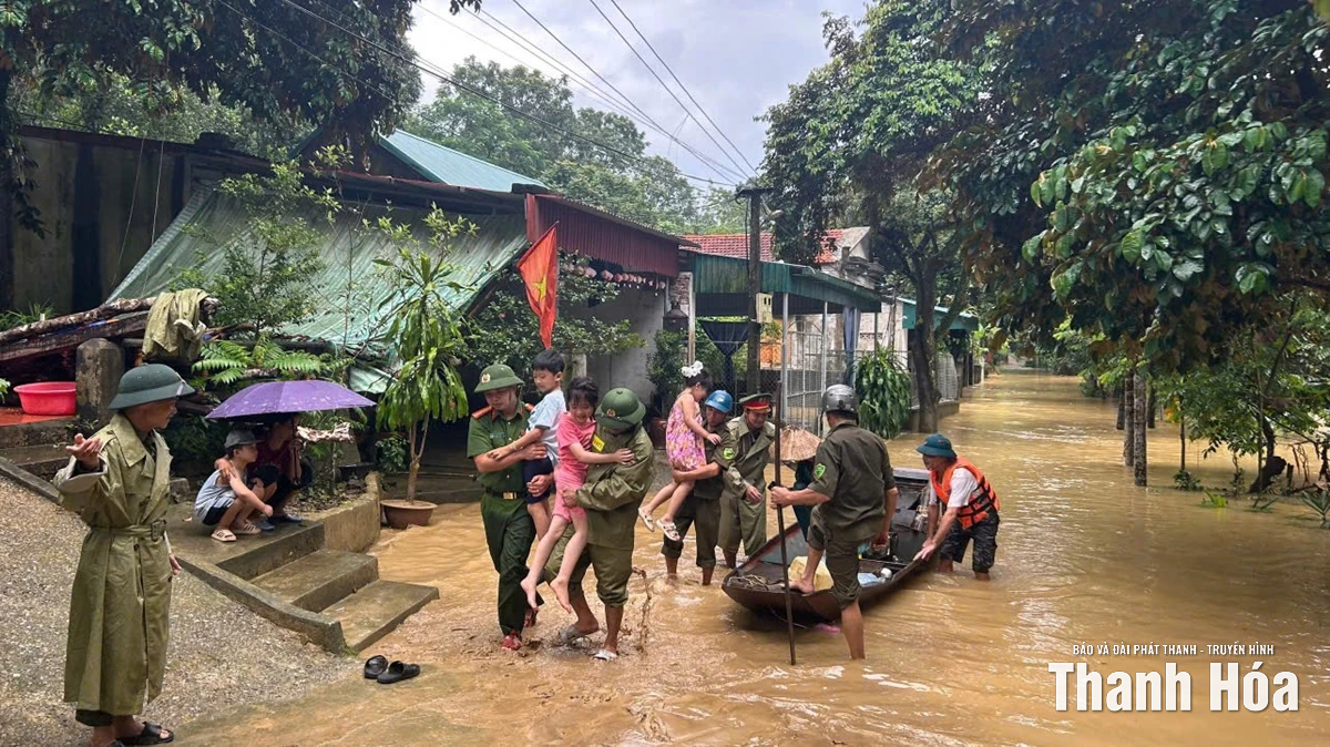 Công an Thanh Hoá hỗ trợ di dời người dân, tài sản đến nơi an toàn