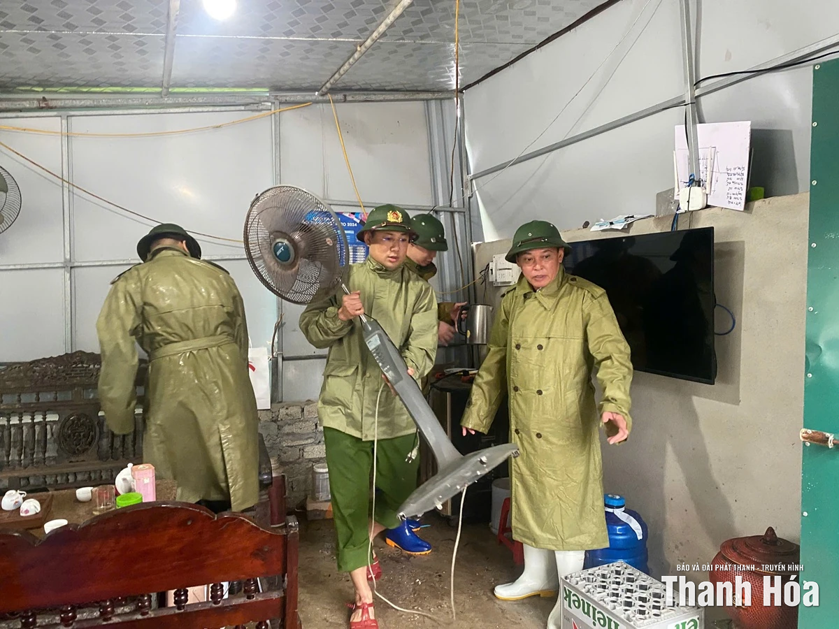 Công an Thanh Hoá hỗ trợ di dời người dân, tài sản đến nơi an toàn