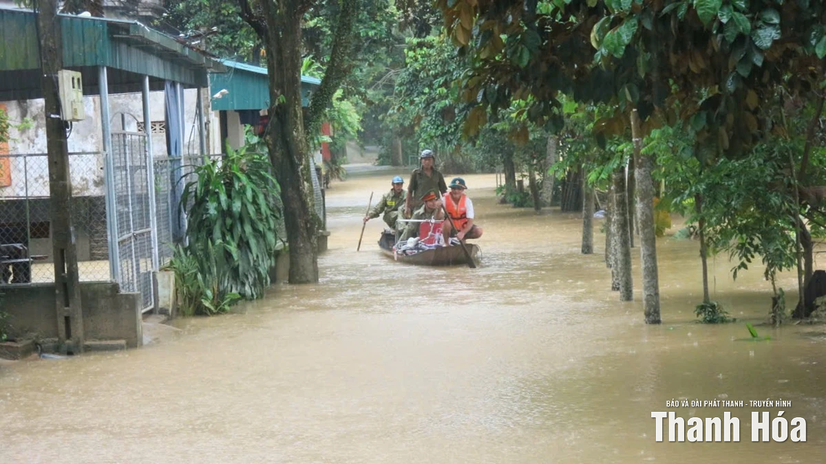 Công an Thanh Hoá hỗ trợ di dời người dân, tài sản đến nơi an toàn