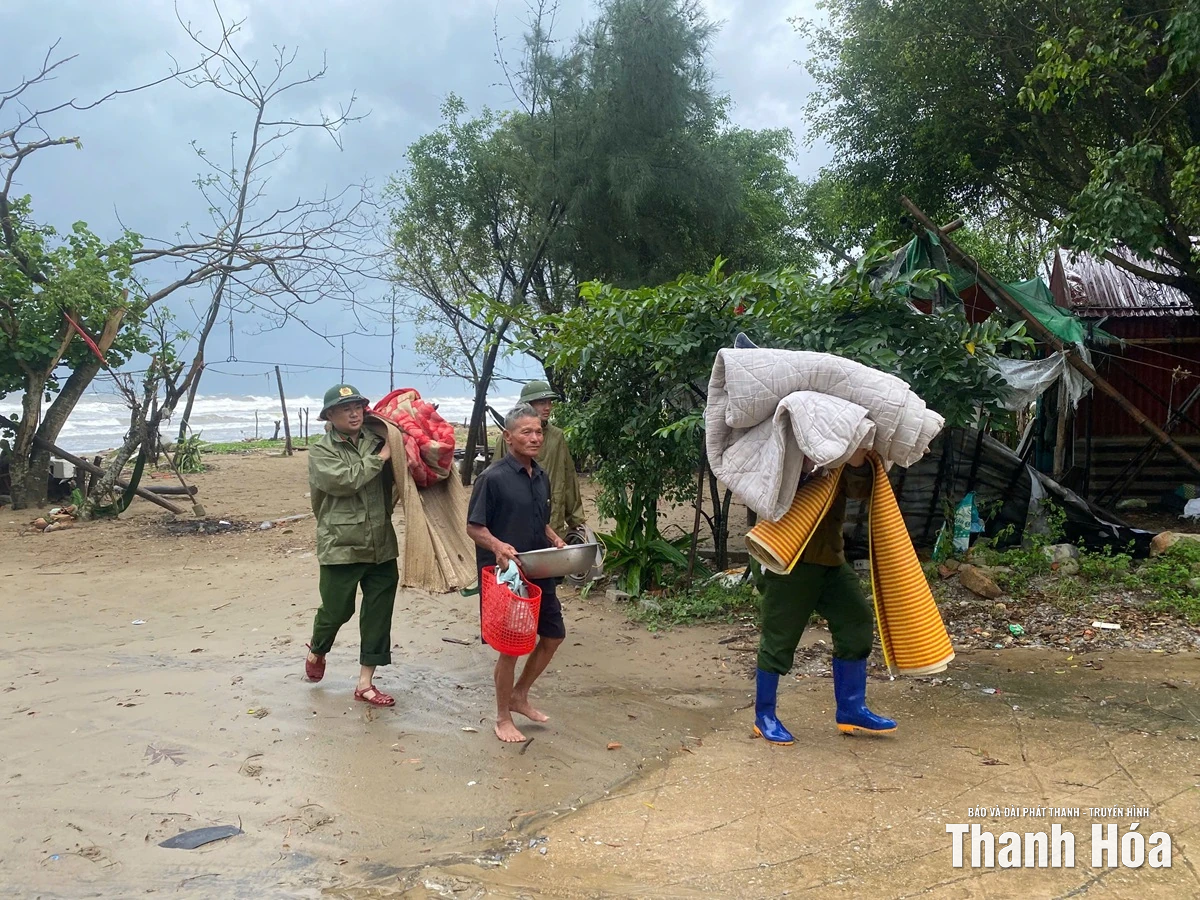 Công an Thanh Hoá hỗ trợ di dời người dân, tài sản đến nơi an toàn