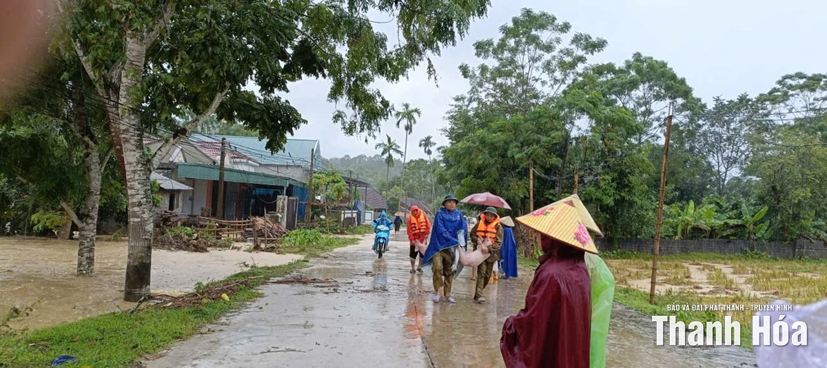 Công an Thanh Hoá hỗ trợ di dời người dân, tài sản đến nơi an toàn