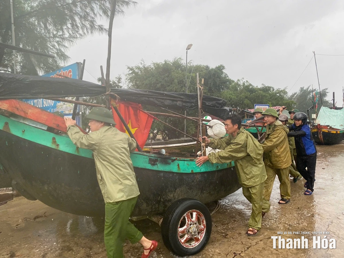 Công an Thanh Hoá hỗ trợ di dời người dân, tài sản đến nơi an toàn