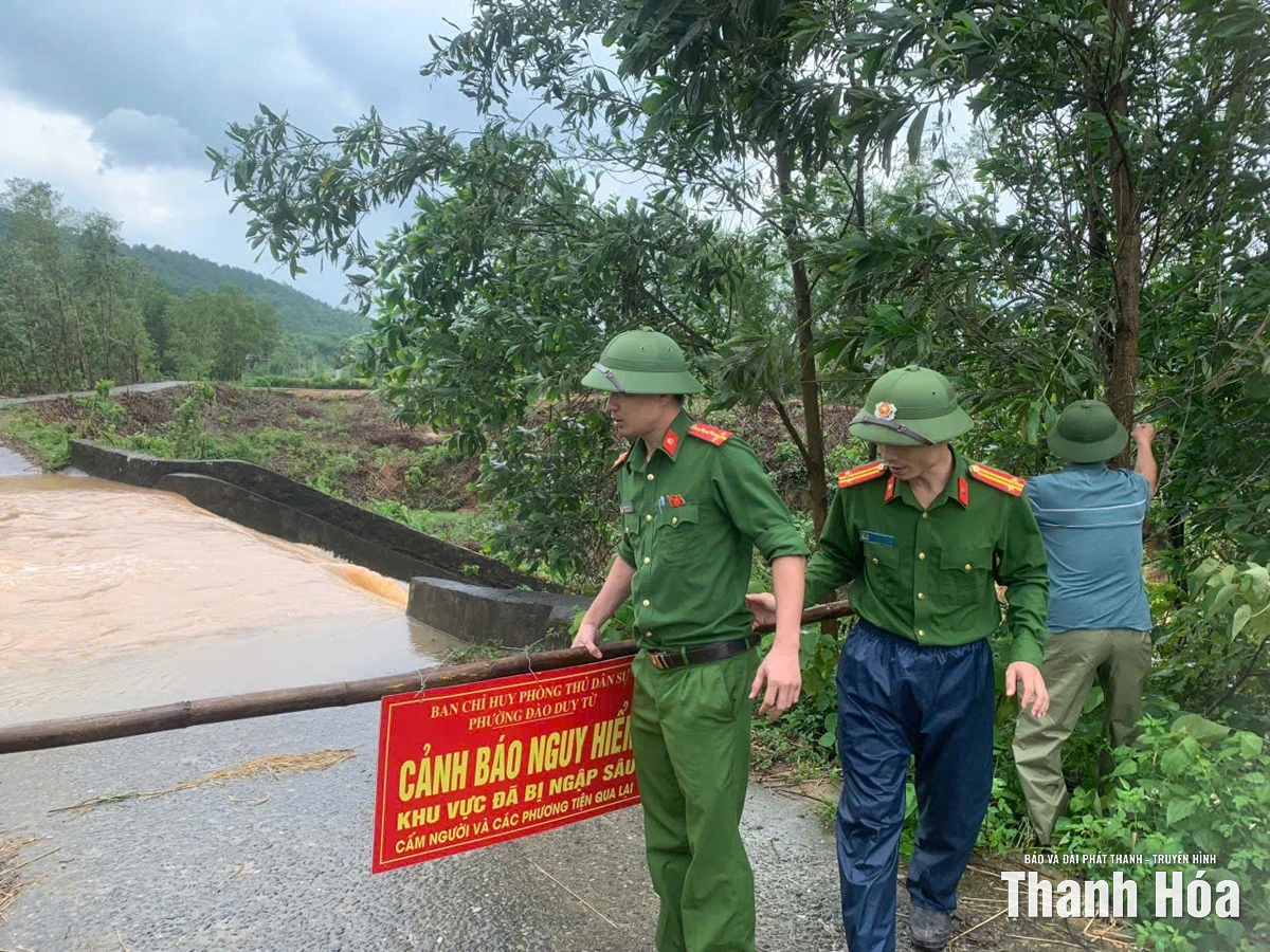 Công an Thanh Hoá hỗ trợ di dời người dân, tài sản đến nơi an toàn