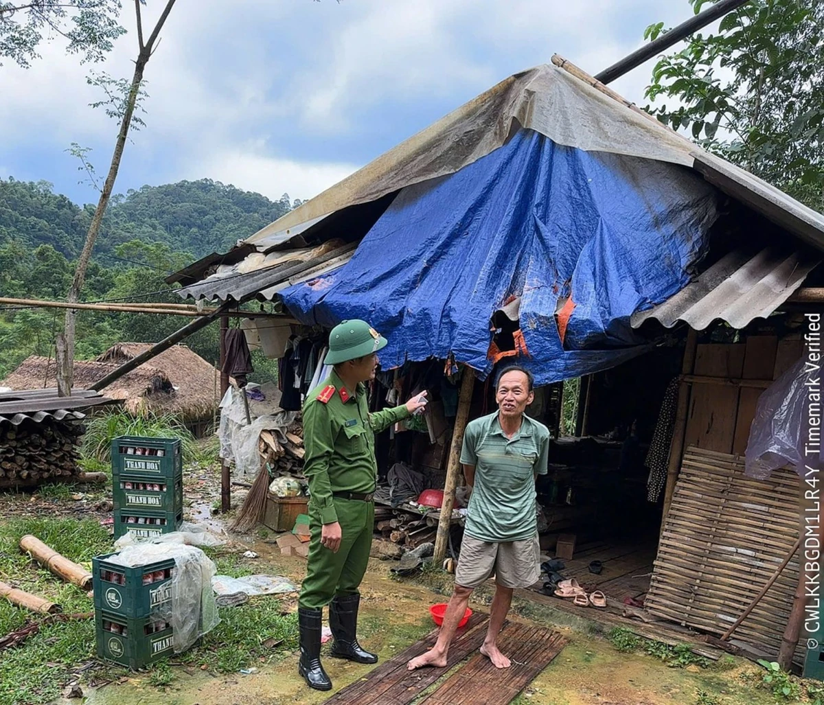 Công an xã Yên Nhân hỗ trợ sơ tán hơn 320 hộ dân ra khỏi vùng nguy hiểm