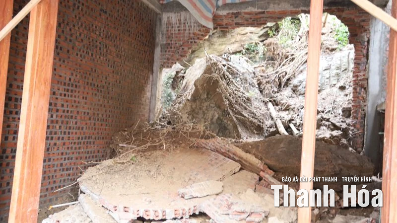 Xuất hiện 5 điểm sạt lở ven núi Linh Trường, xã Hoằng Tiến di dời khẩn cấp 12 hộ dân