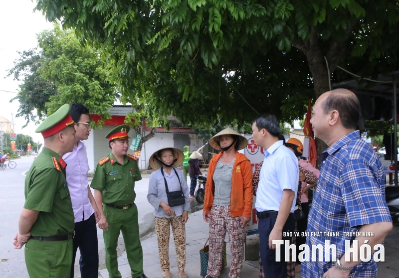 Xã Hậu Lộc ra quân giải toả hành lang an toàn giao thông