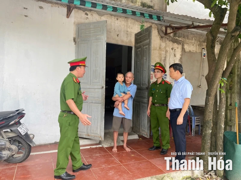 Xã Hậu Lộc ra quân giải toả hành lang an toàn giao thông