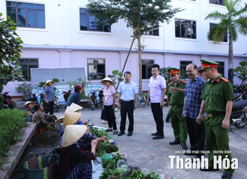 Xã Hậu Lộc ra quân giải toả hành lang an toàn giao thông
