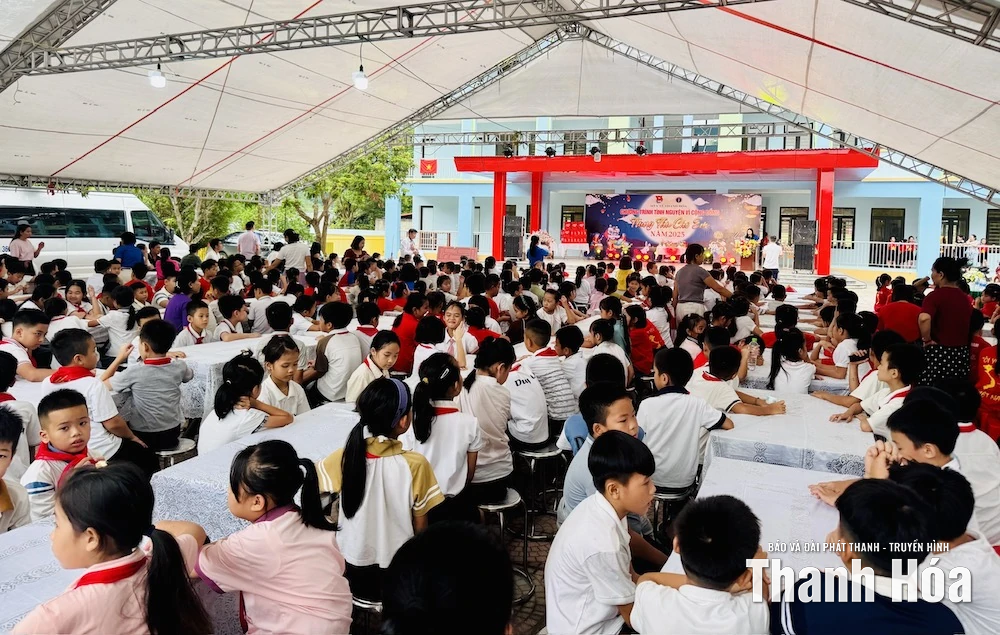 Mang Trung thu đến với trẻ em vùng cao xã Hồi Xuân