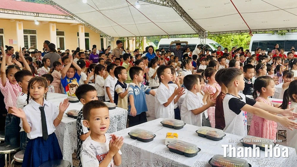 Mang Trung thu đến với trẻ em vùng cao xã Hồi Xuân