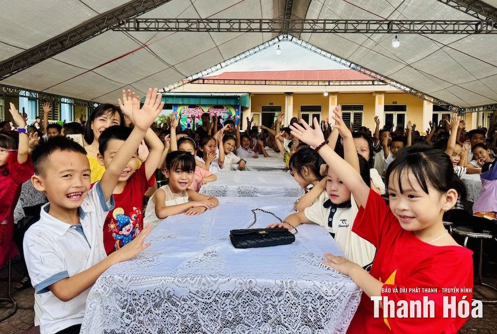 Mang Trung thu đến với trẻ em vùng cao xã Hồi Xuân