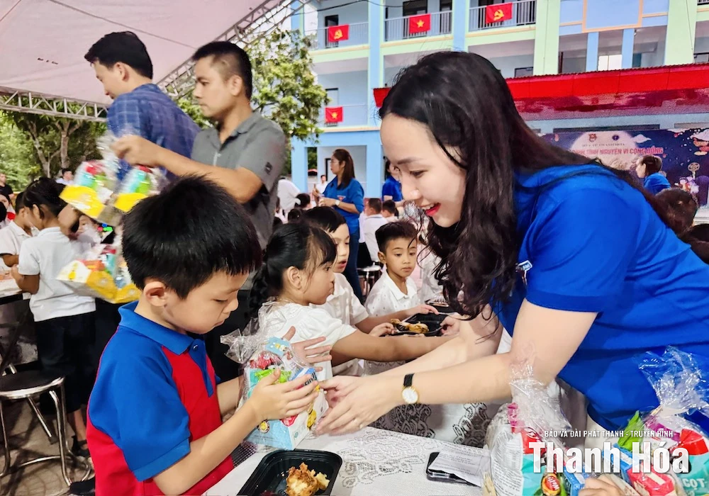 Mang Trung thu đến với trẻ em vùng cao xã Hồi Xuân