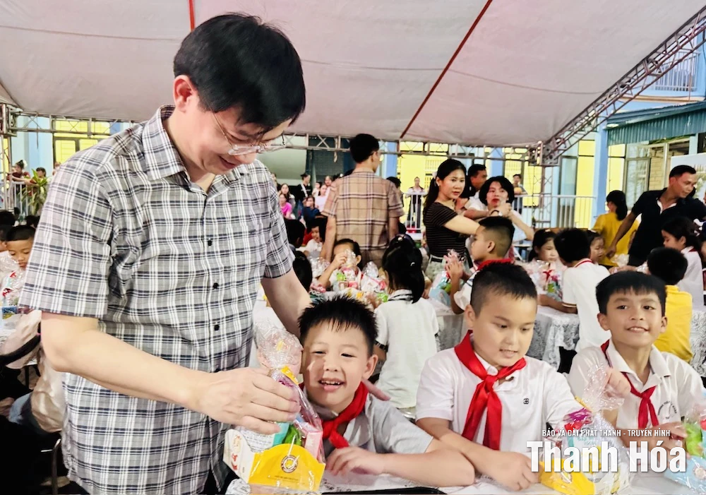 Mang Trung thu đến với trẻ em vùng cao xã Hồi Xuân