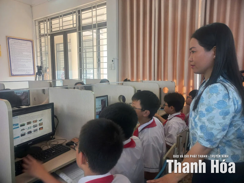 Con dao hai lưỡi khi giao điện thoại cho con tự học