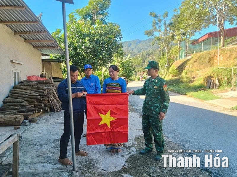 Cán bộ biên phòng “3 bám, 4 cùng” dân bản