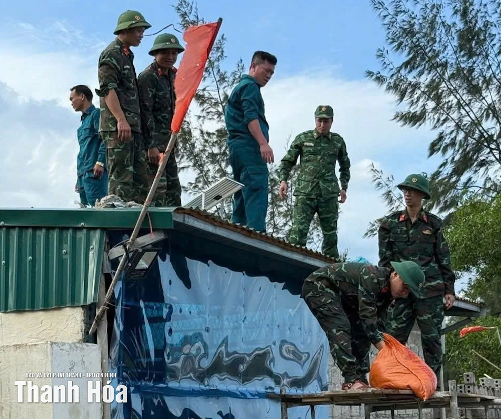 Huy động hơn 2.000 cán bộ, chiến sĩ hỗ trợ người dân ứng phó bão số 10