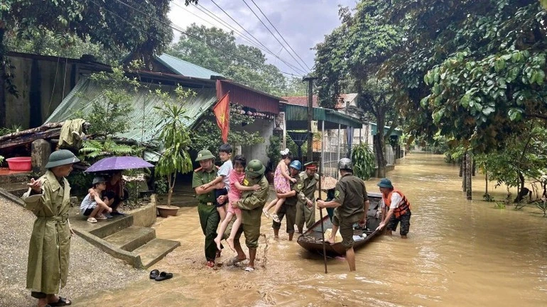 Huy động mọi lực lượng, phương tiện ứng phó với nguy cơ triều cường, ngập lụt, lũ quét, sạt lở đất sau bão số 10