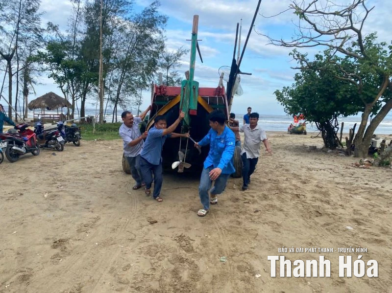 Đoàn viên thanh niên hỗ trợ người dân chống bão số 10