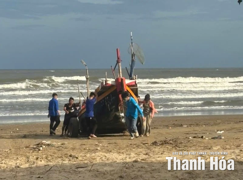 Đoàn viên thanh niên hỗ trợ người dân chống bão số 10