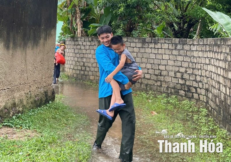 Đoàn viên thanh niên hỗ trợ người dân chống bão số 10