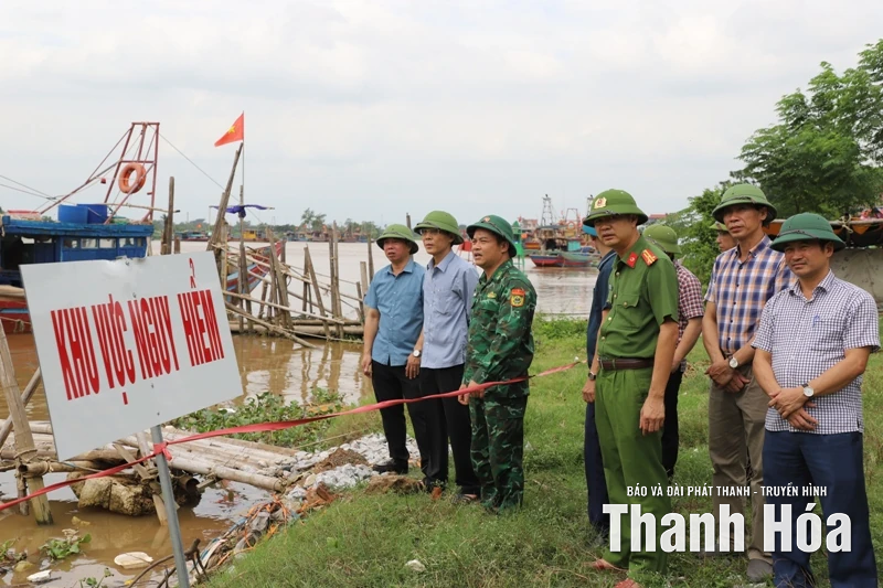Phó Chủ tịch UBND tỉnh Đầu Thanh Tùng kiểm tra, chỉ đạo công tác ứng phó bão số 10 tại các xã Hoa Lộc, Nga Sơn