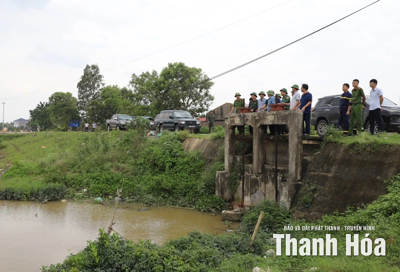 Phó Chủ tịch UBND tỉnh Đầu Thanh Tùng kiểm tra, chỉ đạo công tác ứng phó bão số 10 tại các xã Hoa Lộc, Nga Sơn
