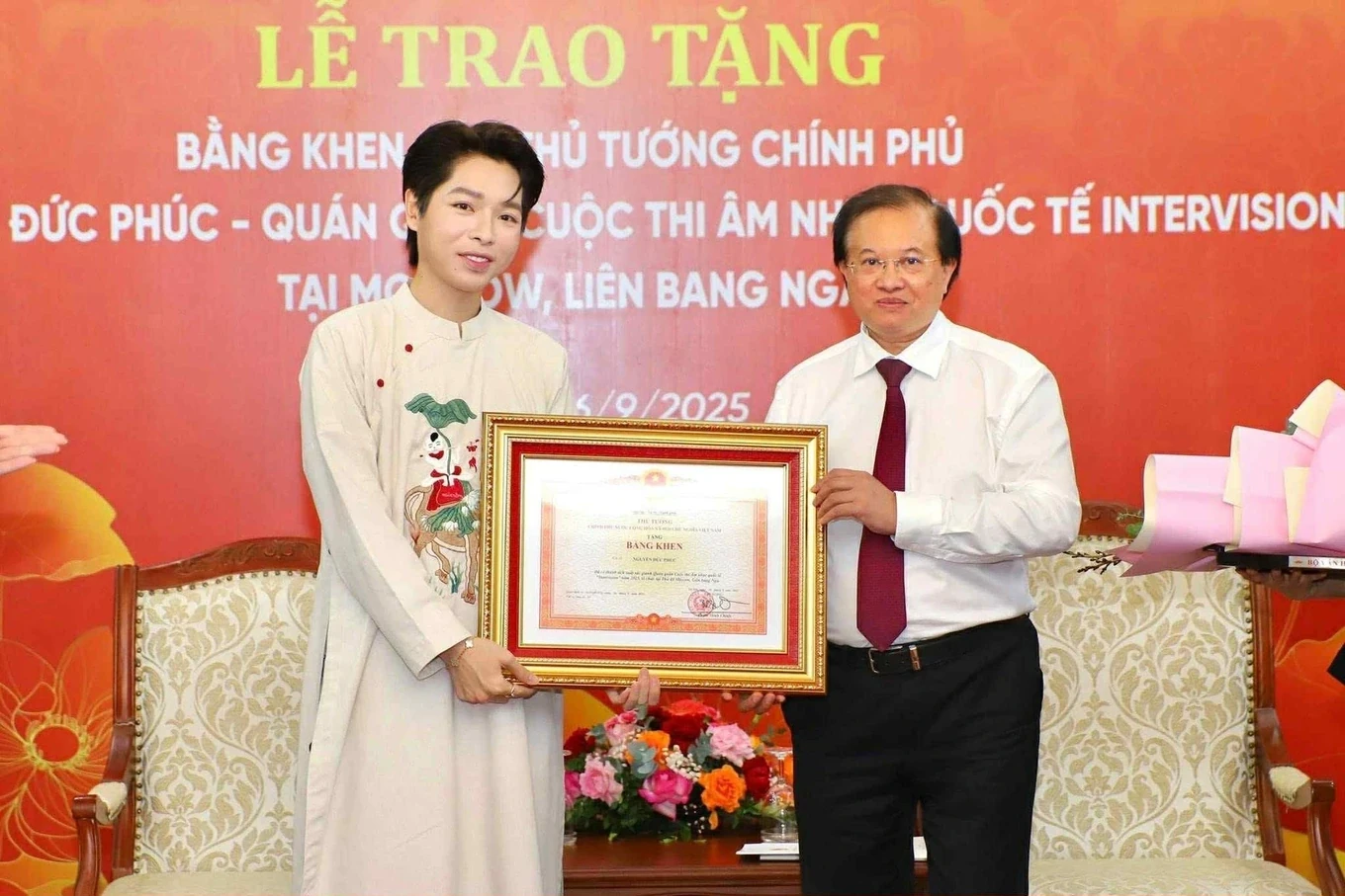 Ca sĩ Đức Phúc nhận bằng khen của Thủ tướng Chính phủ