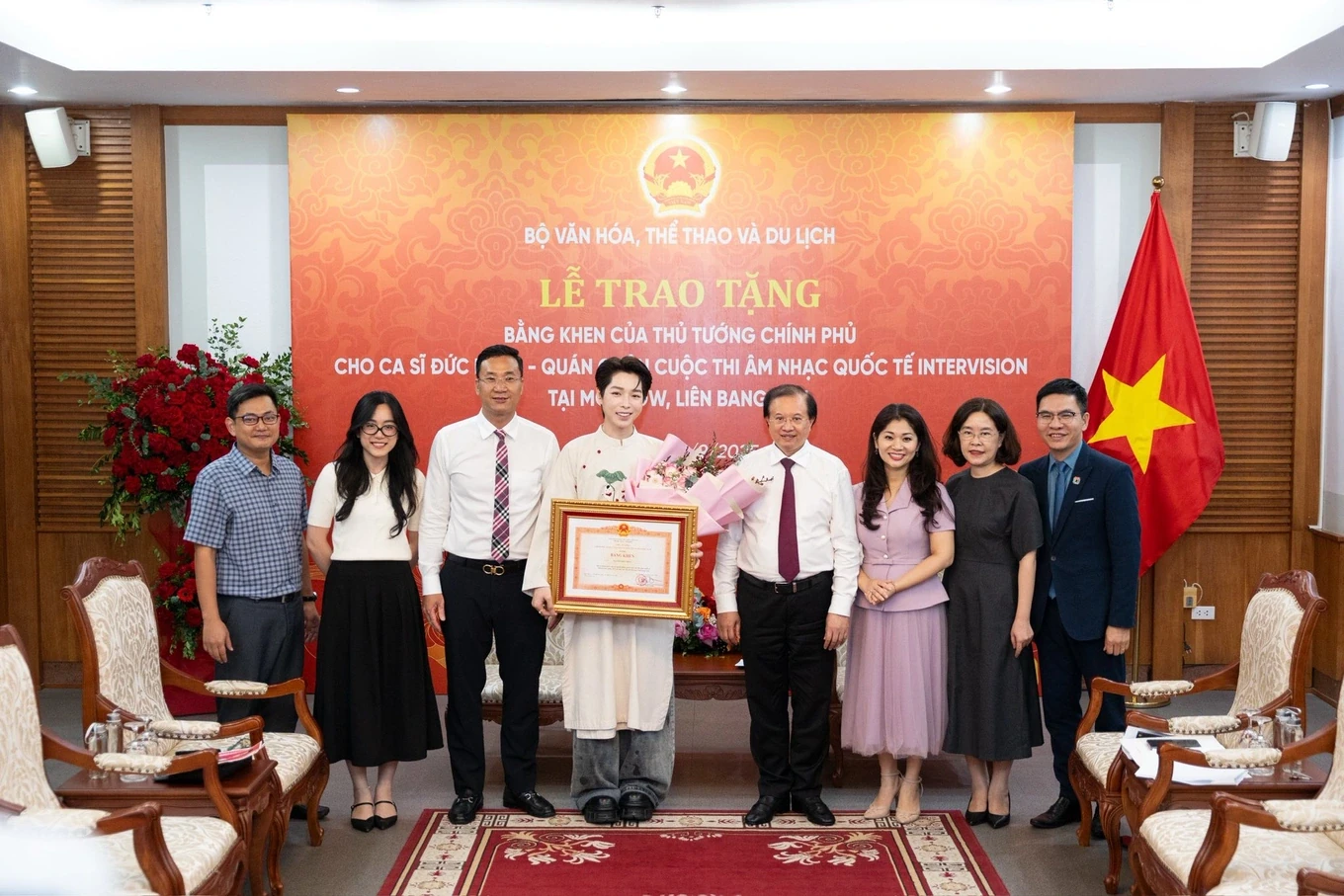 Ca sĩ Đức Phúc nhận bằng khen của Thủ tướng Chính phủ