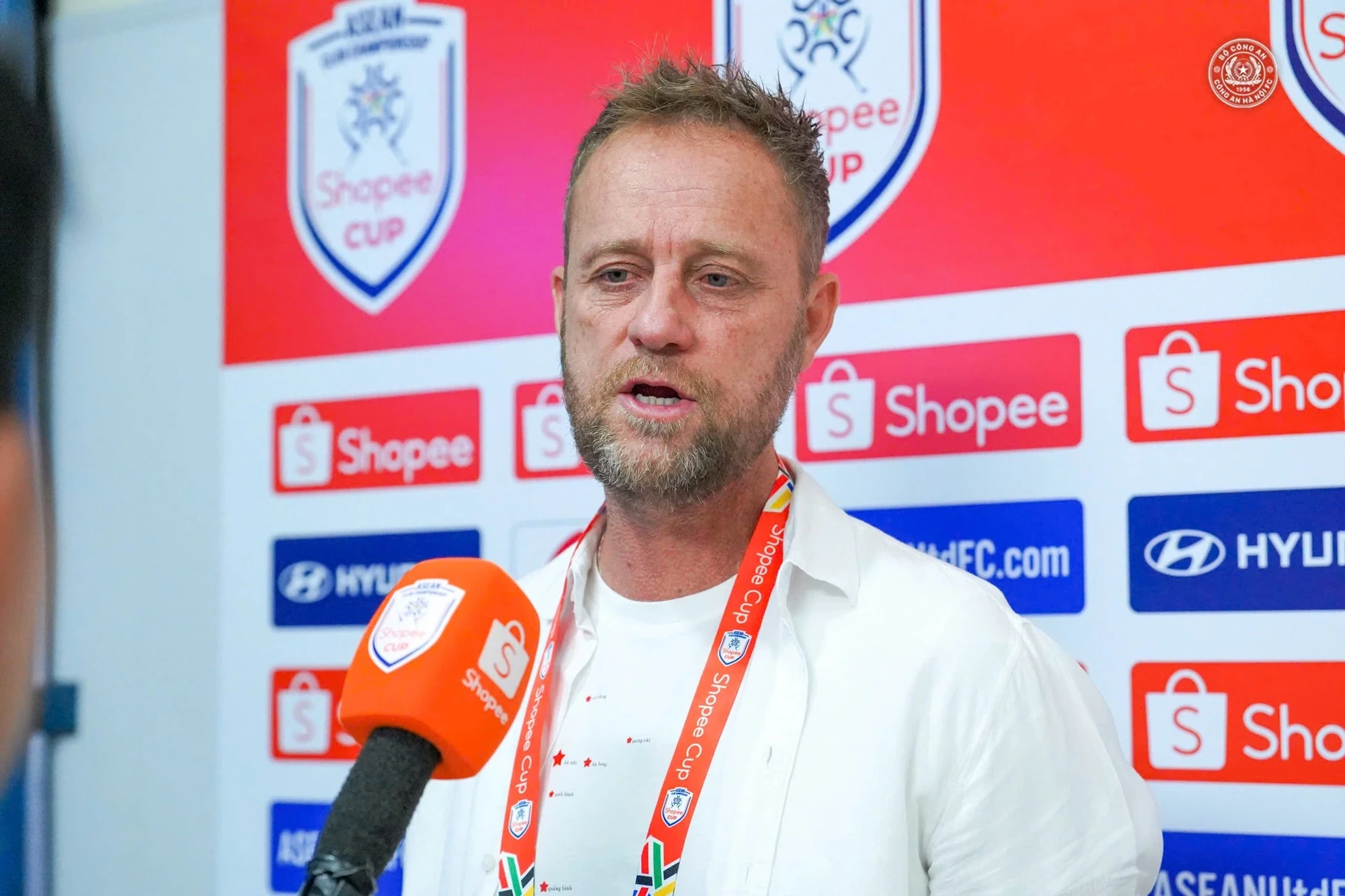 CAHN thắng nghẹt thở; Liverpool, Arsenal gặp khó ở Carabao Cup