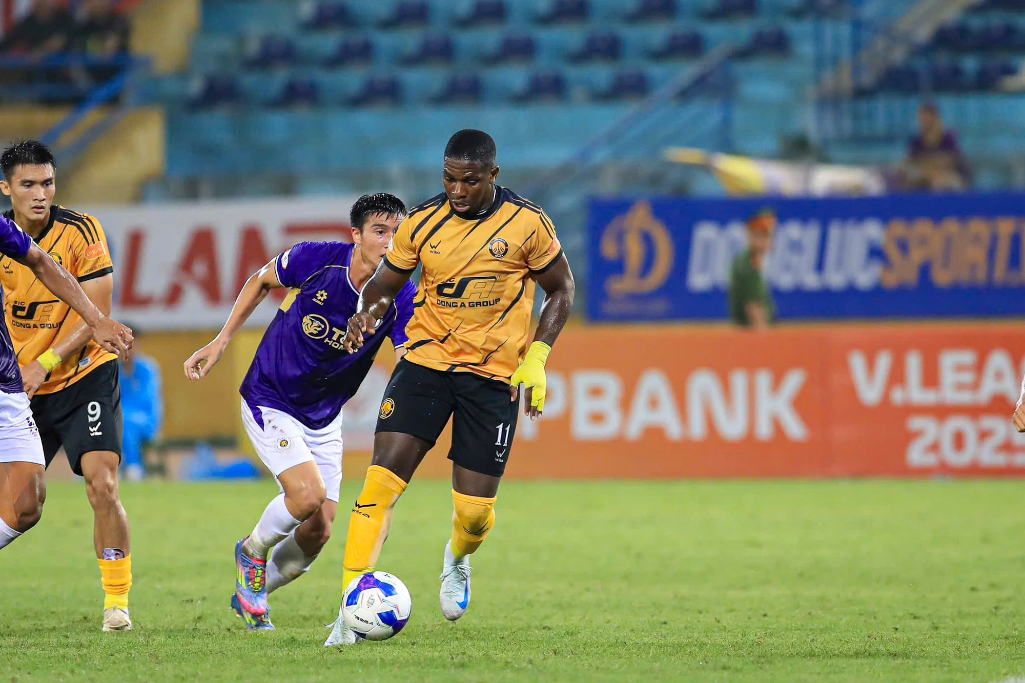 Đông Á Thanh Hóa “đánh rơi” chiến thắng trên sân Hàng Đẫy