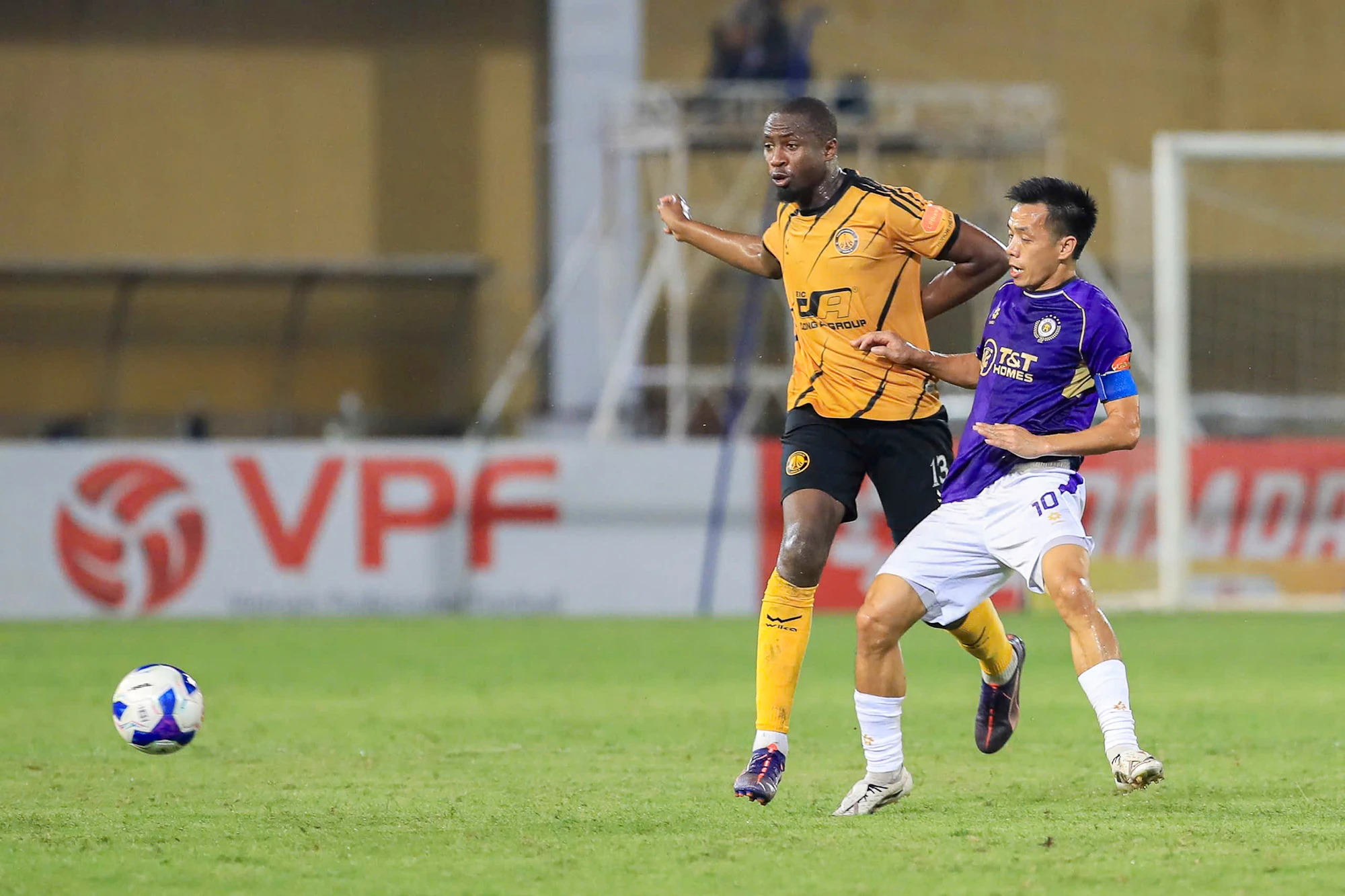 Đông Á Thanh Hóa “đánh rơi” chiến thắng trên sân Hàng Đẫy