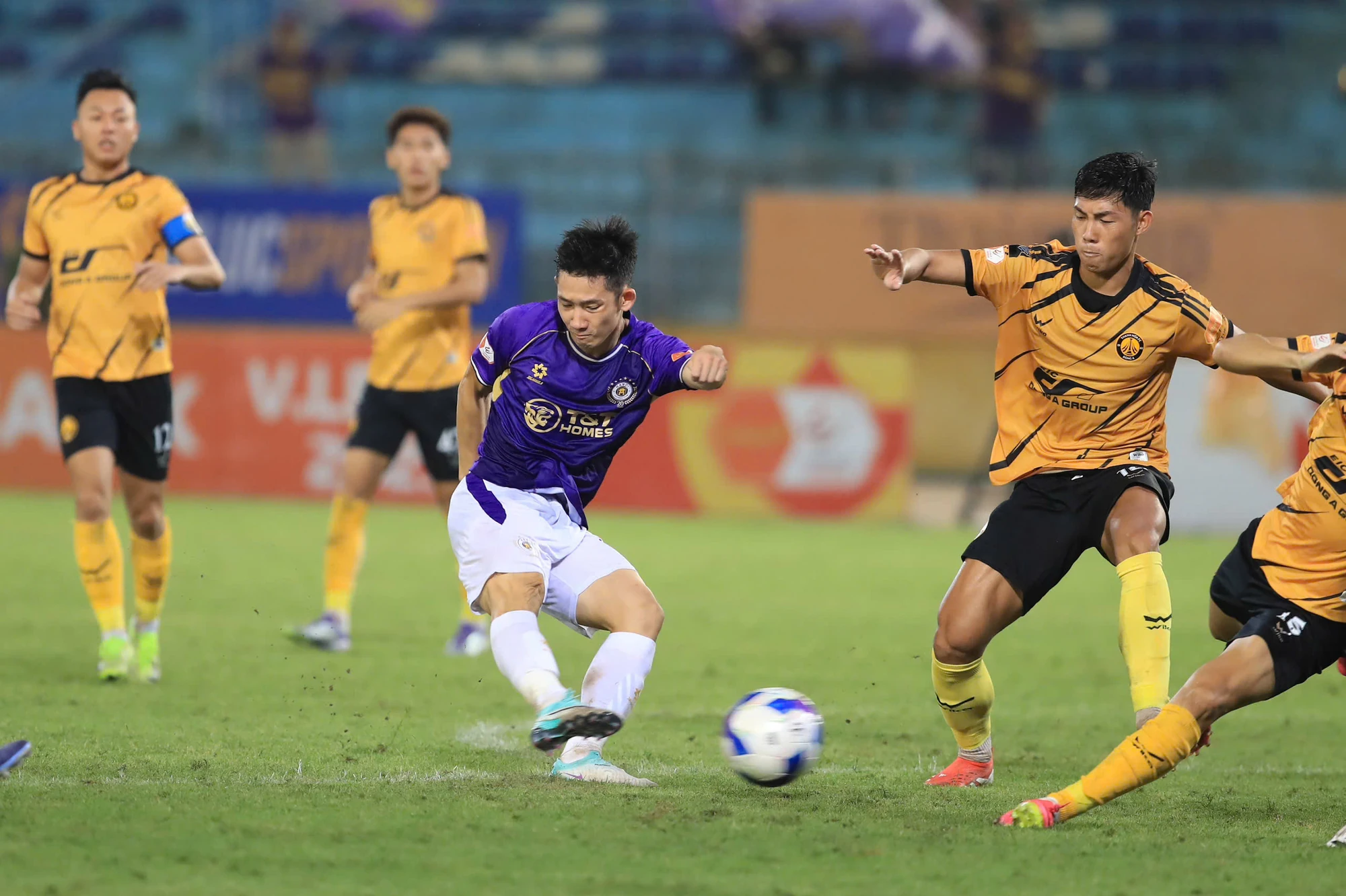 Đông Á Thanh Hóa “đánh rơi” chiến thắng trên sân Hàng Đẫy