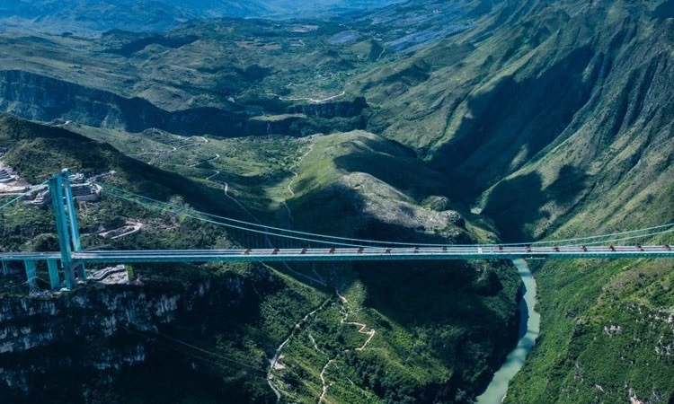 Trung Quốc chính thức thông xe cây cầu cao nhất thế giới tại Quý Châu