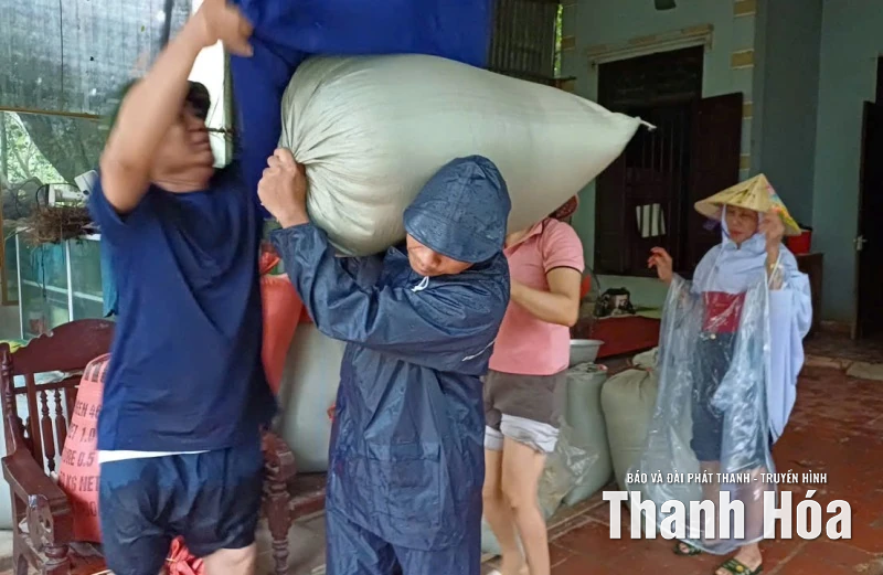 Các cấp Hội Phụ nữ tích cực hỗ trợ chống bão số 10