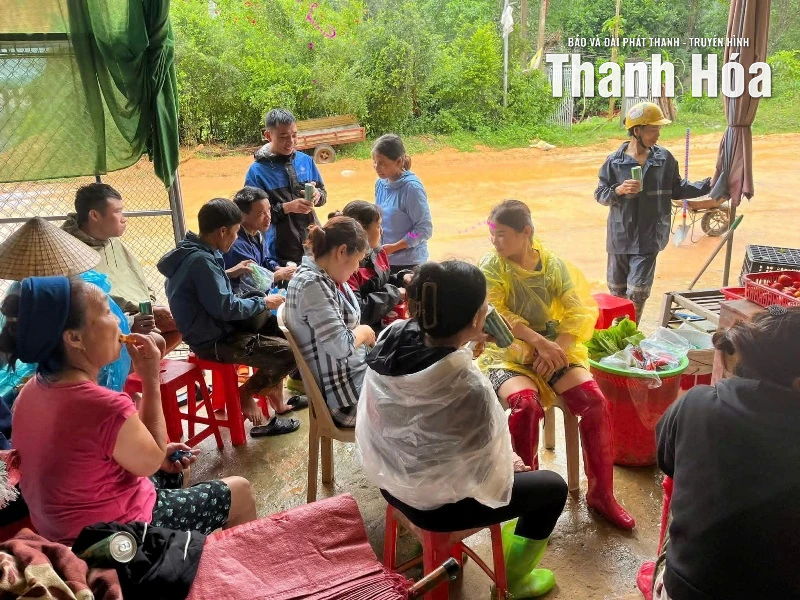 Các cấp Hội Phụ nữ tích cực hỗ trợ chống bão số 10