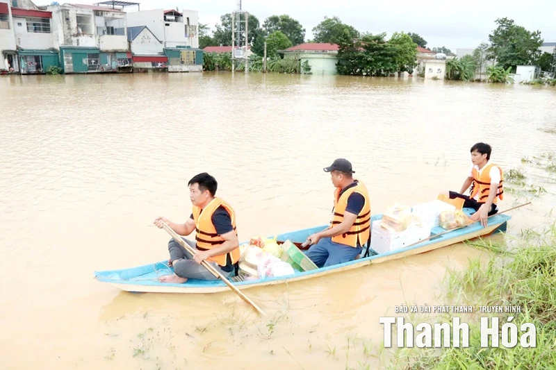 Trao nhu yếu phẩm cứu trợ người dân vùng lũ Nông Cống