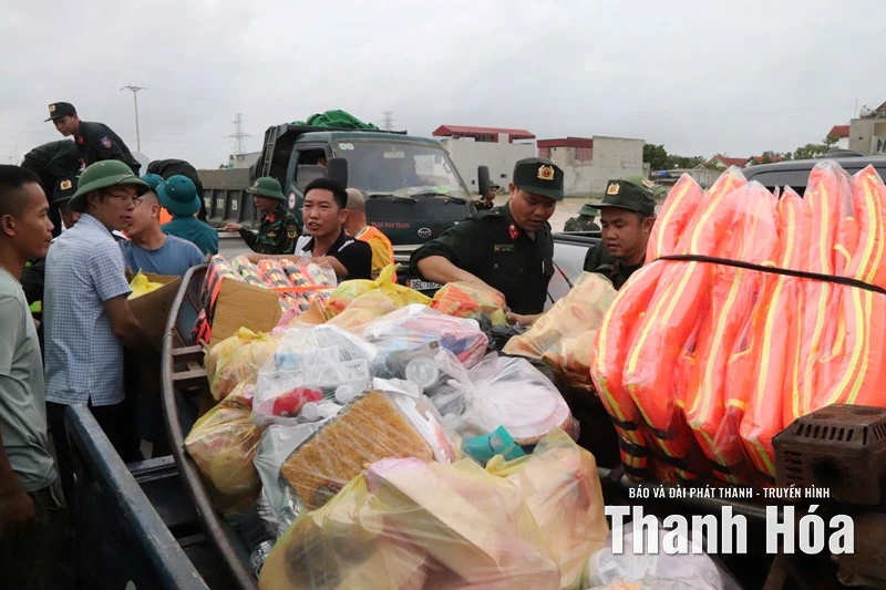 Trao nhu yếu phẩm cứu trợ người dân vùng lũ Nông Cống