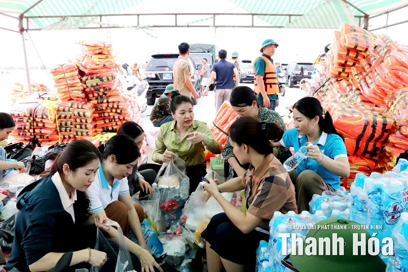 Trao nhu yếu phẩm cứu trợ người dân vùng lũ Nông Cống