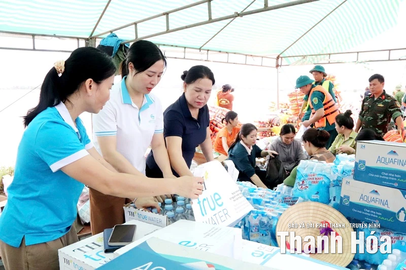 Trao nhu yếu phẩm cứu trợ người dân vùng lũ Nông Cống