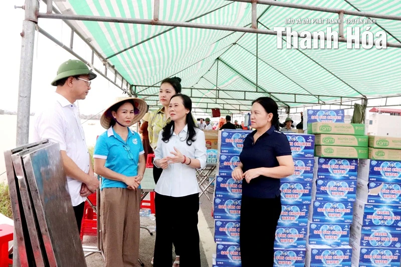 Trao nhu yếu phẩm cứu trợ người dân vùng lũ Nông Cống