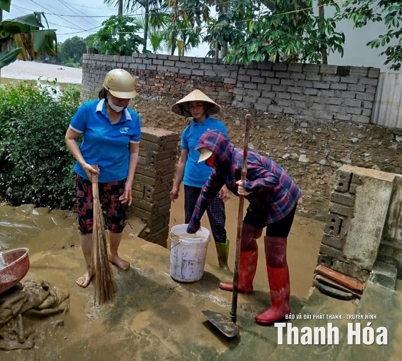 Cán bộ, hội viên phụ nữ hỗ trợ tái thiết sản xuất, ổn định cuộc sống sau bão số 10