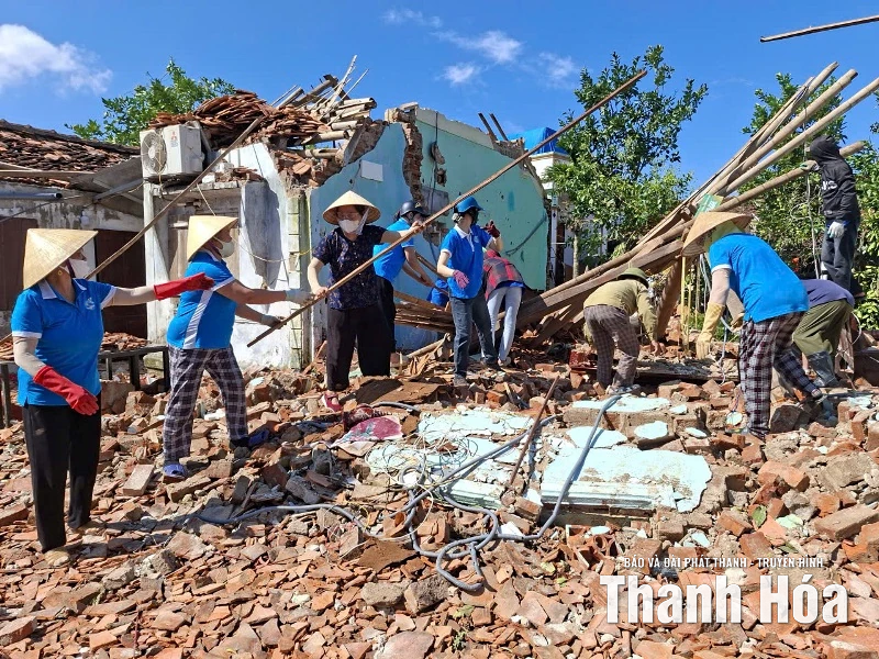Cán bộ, hội viên phụ nữ hỗ trợ tái thiết sản xuất, ổn định cuộc sống sau bão số 10