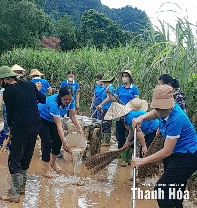 Cán bộ, hội viên phụ nữ hỗ trợ tái thiết sản xuất, ổn định cuộc sống sau bão số 10