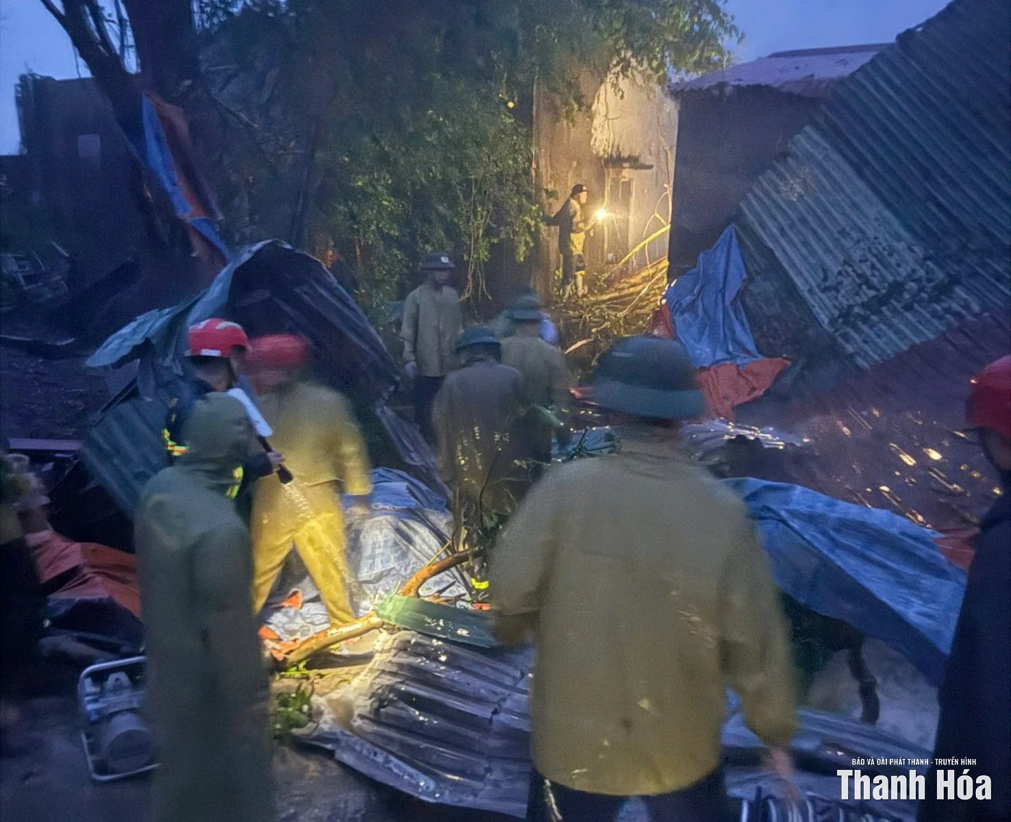 Kịp thời giải cứu 4 người mắc kẹt trong vụ sập nhà do bão số 10 ở xã Hoằng Phú