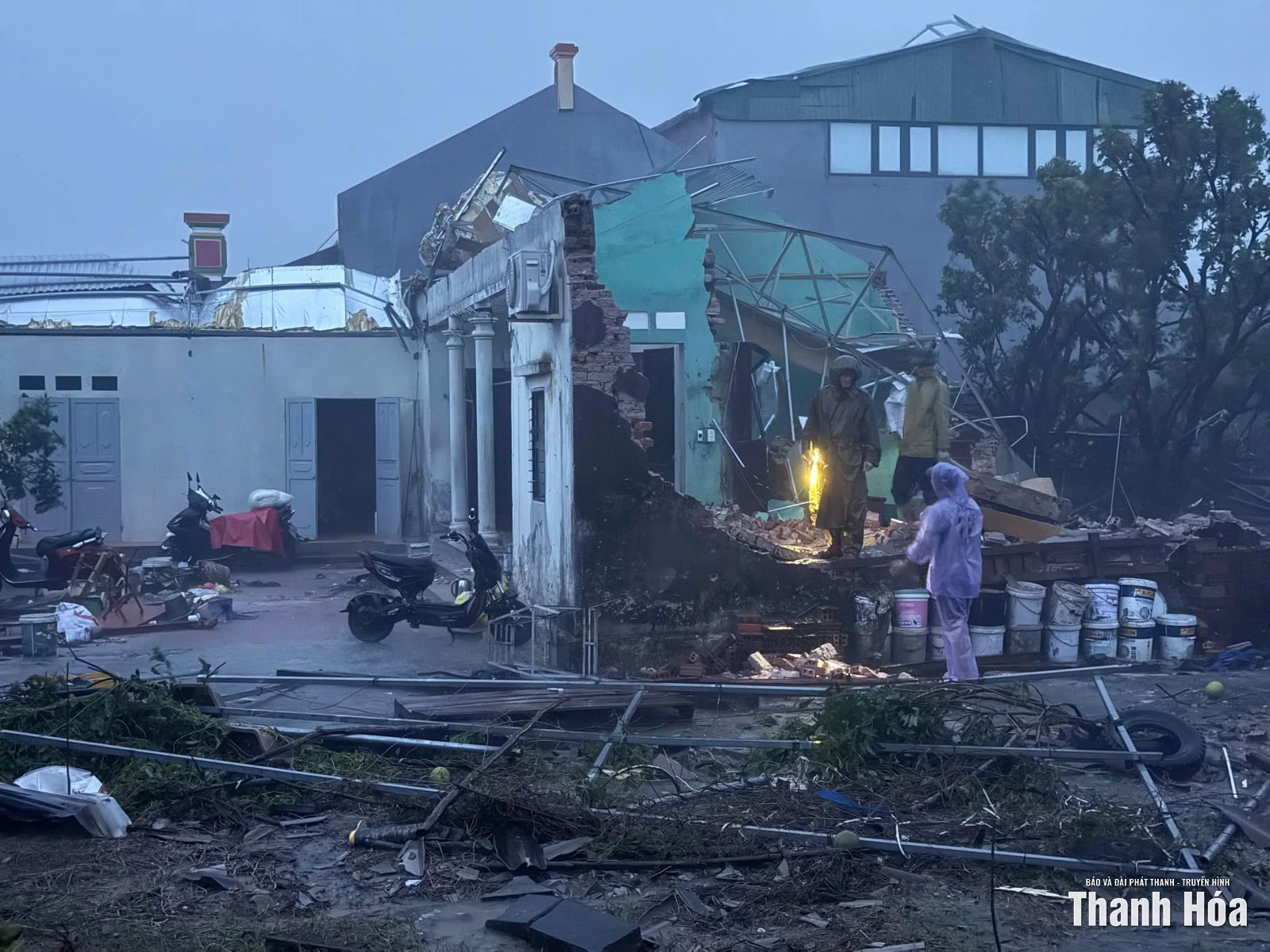 Kịp thời giải cứu 4 người mắc kẹt trong vụ sập nhà do bão số 10 ở xã Hoằng Phú