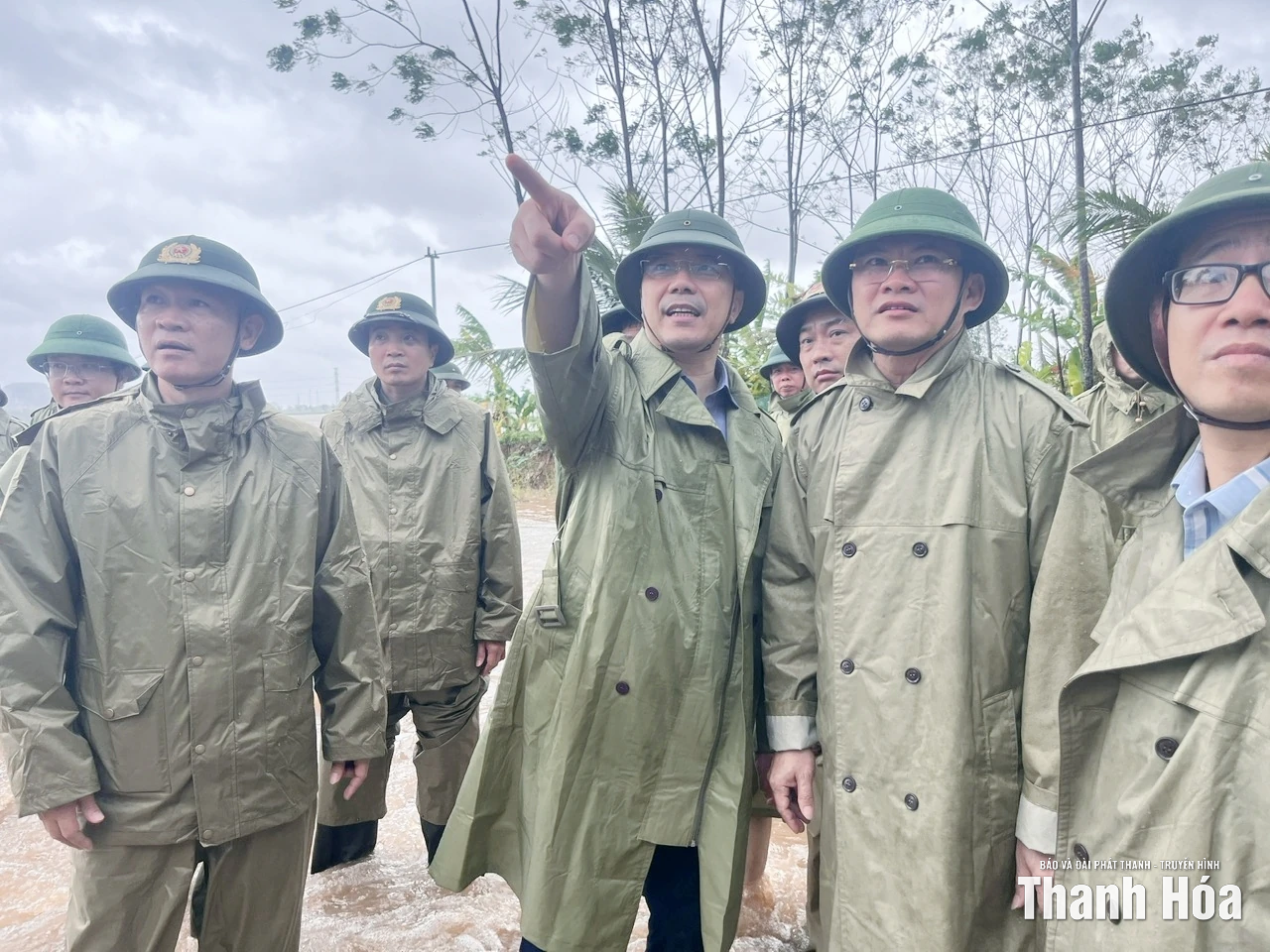 Phó Bí thư Thường trực Tỉnh ủy Nguyễn Hồng Phong kiểm tra các điểm đê xung yếu tại xã Triệu Sơn và Trung Chính