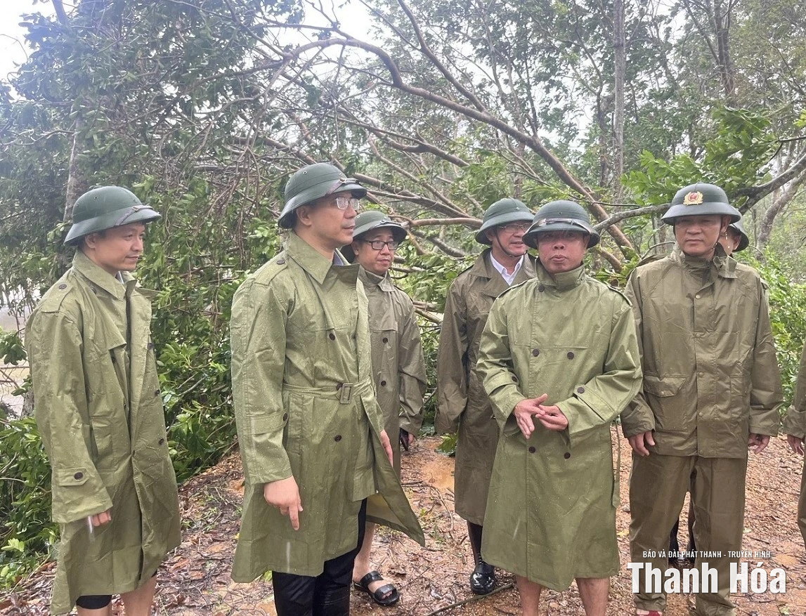 Phó Bí thư Thường trực Tỉnh ủy Nguyễn Hồng Phong kiểm tra các điểm đê xung yếu tại xã Triệu Sơn và Trung Chính