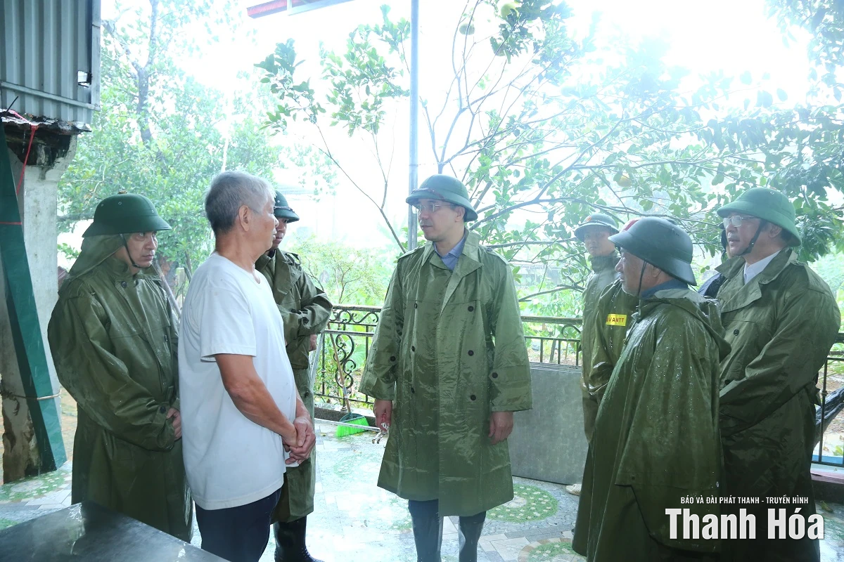 Phó Bí thư Thường trực Tỉnh ủy Nguyễn Hồng Phong kiểm tra các điểm đê xung yếu tại xã Triệu Sơn và Trung Chính