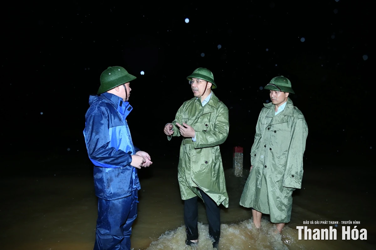 Phó Bí thư Thường trực Tỉnh ủy Nguyễn Hồng Phong kiểm tra, chỉ đạo khắc phục sự cố đê tại xã Các Sơn